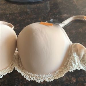 Wacoal cream Bra with lace